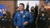 Na ovoj fotografiji snimljenoj sa NASA TV emisije od 6. jula 2024., NASA-in astronaut i zamjenik direktora za letenje Kjell Lindgren, u sredini, govori dok članovi posade izlaze iz simuliranog staništa Marsa u Hustonu u Teksasu.
