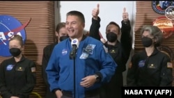Na ovoj fotografiji snimljenoj sa NASA TV emisije od 6. jula 2024., NASA-in astronaut i zamjenik direktora za letenje Kjell Lindgren, u sredini, govori dok članovi posade izlaze iz simuliranog staništa Marsa u Hustonu u Teksasu.