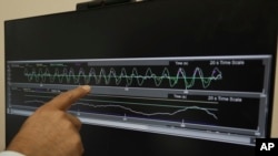 Dr Roneil Malkani ukazuje na snimak ružičastog zvuka koji se pušta u kratkim intervalima kako bi se poboljšali spori moždani talasi tokom dubokog sna u Centru za cirkadijalnu medicinu i medicinu spavanja u Northwestern Medicine u Čikagu 16. maja 2024. godine.