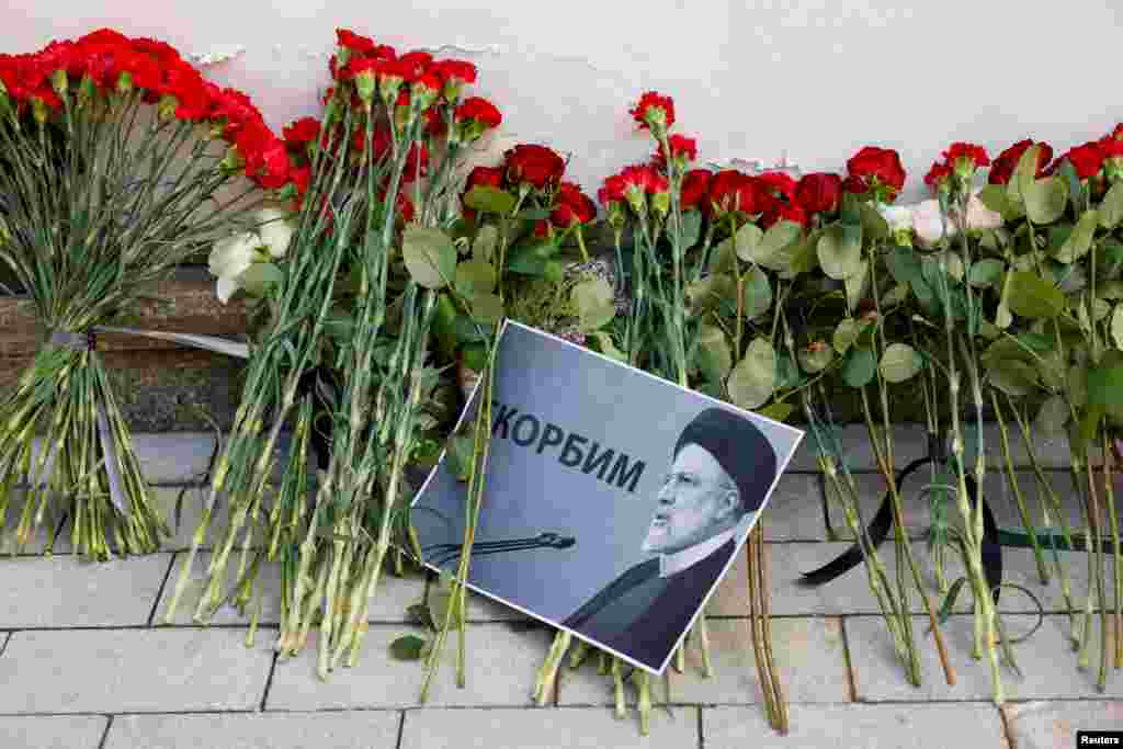 Цвеќиња пред иранската амбасада во Москва, Русија, поставени за да им оддадат почит на иранскиот претседател Ебрахим Раиси, министерот за надворешни работи Хосеин Амирабдолахиан и другите жртви во хеликоптерска несреќа на планински терен во близина на границата на Иран со Азербејџан, 20 мај 2024 година.