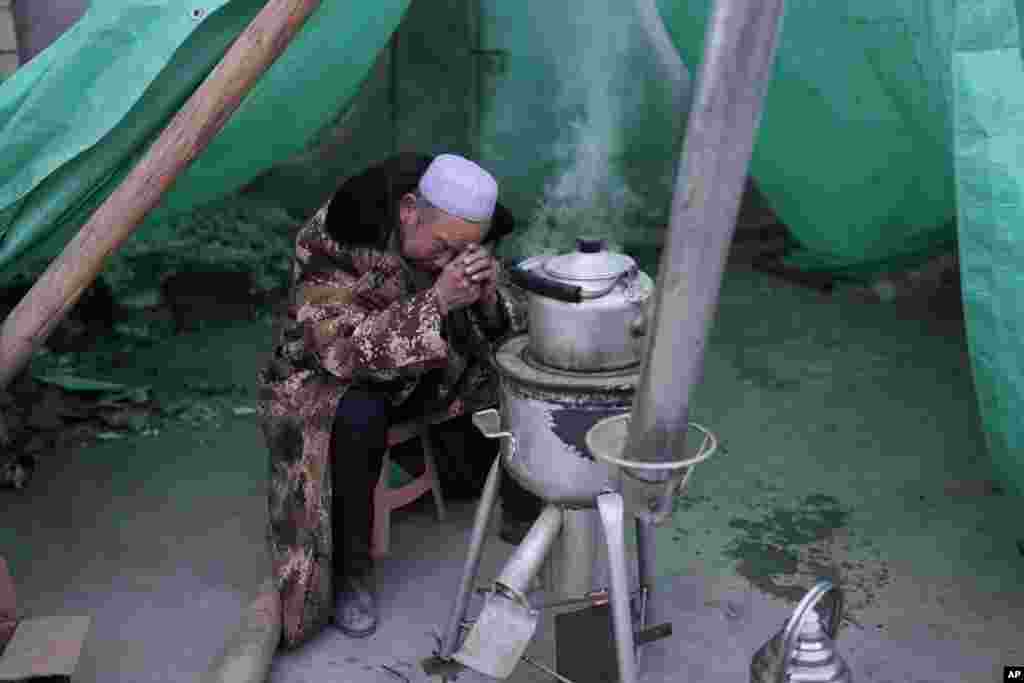 Ma Chengyun griefs for his daughter-in-law who was killed in the earthquake in Yangwa village near Dahejia town in northwestern China&#39;s Gansu province.&nbsp;A strong overnight earthquake rattled the mountainous region, authorities said, destroying homes, leaving residents out in a below-freezing winter night and killing many in the nation&#39;s deadliest quake in nine years.&nbsp;