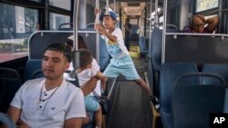 Migrant Darwin Salinas (24) putuje sa suprugom Kimberly Carchipulla (23) i sinovima Damienom (6) i Derekom (1) 16. juna 2024, u blizini Newarka.