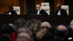 Predsjedavajući sudija Nawaf Salam čita presudu Međunarodnog suda pravde, ili Svjetskog suda, u Hagu, Holandija, 24. maja 2024.