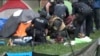 Policija skida šatore i privodi demonstrante na Univerzitetu Virginije 4. maja 2024. u Charlottesvilleu.