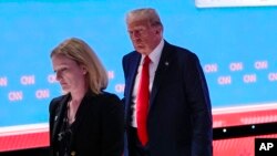 Trump napušta scenu radi pauze tokom predsjedničke debate sa Bidenom.