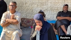 Ožalošćeni reagiraju pored tijela Palestinaca (nisu na slici) ubijenih u izraelskom napadu, u Deir Al-Balahu u centralnom pojasu Gaze, 24. maja 2024.