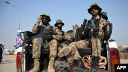 په خېبرپښتونخوا کې د نګران حکومت د اطلاعاتو وزير وي او اې ډيوه ته تاييد کړه چې پرون ناوخته په چکدره کې د تحریک انصاف د پلويانو د چترال سکاوټ په کېمپ د ورتلو په مهال نښته کې يو تن وژل شوی او څو نور ژوبل شوي دي