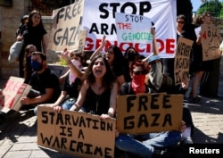 Američki i izraelski aktivisti protestiraju u znak podrške Palestincima u Gazi, usred sukoba u Gazi između Izraela i palestinske islamističke grupe Hamas, ispred američkog konzulata u Jerusalemu, 24. maja 2024..