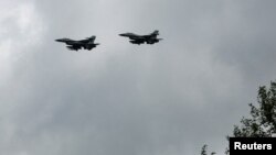 Ukrajinski borbeni avioni F-16 tokom obilježavanja Dana ukrajinskih vazduhoplovnih snaga na neotkrivenoj lokaciji, 4. avgusta 2024. Ukrajinske vazdušne snage su 29. avgusta saopštile da se jedan od ratnih aviona F-16 koje je Ukrajina dobila od svojih zapadnih partnera srušio.