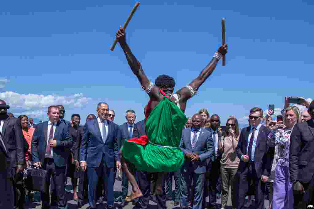Russian Foreign Minister Sergey Lavrov (C-L) and Burundi Foreign Minister Albert Nshingiro (C-R) look on as Lavrov is welcomed by Burundian traditional drummers upon his arrival at the Melchior Ndadaye International Airport in Bujumbra. &nbsp; &nbsp; 