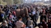 فلسطینی‌های ساکن خان یونس در حال تخلیه منطقه، پیش از آغاز عملیات ارتش اسرائیل علیه حماس - ۲۶ ژانویه ۲۰۲۴ 