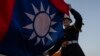 台湾士兵在傍晚的台北中山纪念堂前举行降旗仪式。（2024年1月12日）
