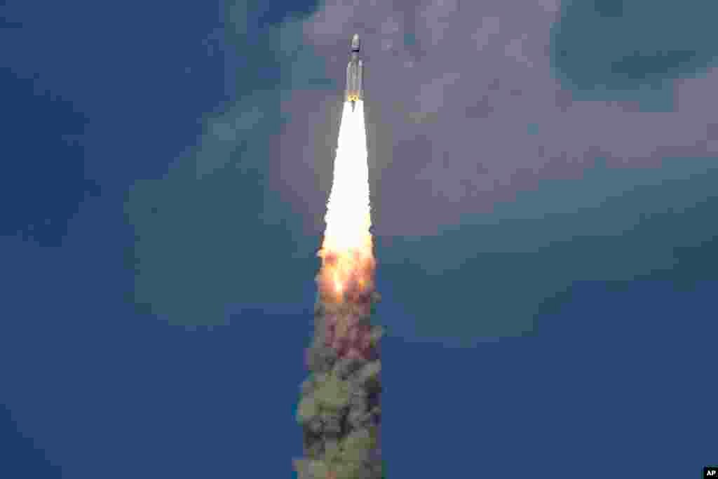 Indian spacecraft Chandrayaan-3, the word for &quot;moon craft&quot; in Sanskrit, blasts off from the Satish Dhawan Space Centre in Sriharikota, India.&nbsp;The Indian spacecraft blazed its way to the far side of the moon Friday in a followup mission to its failed effort nearly four years ago to land a rover softly on the lunar surface, the country&#39;s space agency said. A successful landing would make India the fourth country, after the United States, the Soviet Union, and China, to achieve the feat.