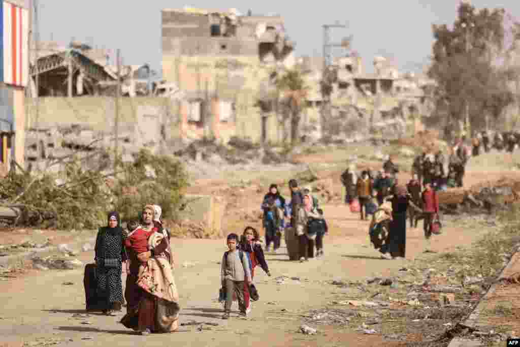 Palestinians fleeing the north walk along the Salaheddine road in the Zeitoun district on the southern outskirts of Gaza City.&nbsp;Israel faces mounting pressure to extend a four-day pause in its war against Hamas, but military officials fear that a longer truce risks blunting its efforts to rout the Islamist movement.