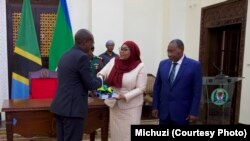 Rais Samia Suluhu Hassan akiwa na mwenyekiti wa Kikosi kazi kilichoratibu maoni ya wadau wa demokrasia nchini, akikabidhiwa ripoti.