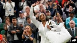 ARHIVA - Serena Vilijams napušta teren posle poraza u prvom kolu Vimbldona, 28. juna 2022. u Londonu 