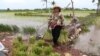 អ្នកស្រី ទន់ ឡាង ជា​កសិករក្នុងខេត្តកំពត ដែលរងគ្រោះដោយសារទឹកប្រៃហូរចូលស្រែ ថ្ងៃទី ៩ ខែសីហា ឆ្នាំ២០២២។ (ស៊ុន ណារិន/វីអូអេ)