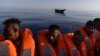 Migranti koje su spasili volonteri "Oušn kinga", broda koji traga za migrantima i spasava ih, u vlasništvu NVO SOS Mediteran i Međunarodne federacije Crvenog krsta, 27. avgusta 2022.