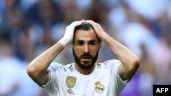 Karim Benzema après avoir raté une occasion lors d'un match entre le Real Madrid et le Club, Espagne, le 1er octobre 2019.