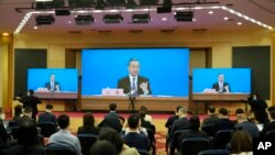 На фото: Міністр закордонних справ Китаю Ван Ї виступає під час дистанційної відеопрес-конференції, що відбулася на полях щорічного засідання Всекитайського збору народних представників Китаю (ВСНП) у Пекіні, понеділок, 7 березня 2022 року. 