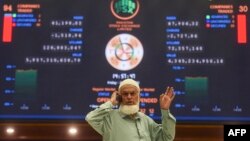 د پاکستان د ونډو بازار [سټاک اېکسچېنج] د وېب پاڼې ترمخه د لوی اختر د رخصتيانو وروسته نن کاروباري اوونۍ پېل شوه، د سر د 100 کمپنيانو پواينټونه 41452 وو خو وروسته پکې د 2465 پواينټونو پورې اضافه شوې او ماسپښين خواوشا دوه بجې دغه اضافه 2344 پواينټونه وه
