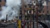Фото української Служби надзвичайних ситуацій: Пожежники на місці обстрілу будинку у Вишгороді, 23 листопада 2022 року. (AP Photo/Efrem Lukatsky)