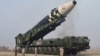 북한은 24일 김정은 국무위원장의 명령에 따라 신형 대륙간탄도미사일(ICBM) 화성 17형을 시험 발사했다며 사진을 공개했다.