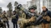 Xubin ka tirsan Ciidanka Difaaca Qaran ee Ukraine oo sita hubka lidka taangiga ee NLAW, duleedka Kyiv, Ukraine