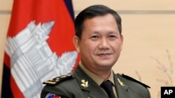 រូបឯកសារ៖ លោក ហ៊ុន ម៉ាណែត នៅពេល​លោក​ជា​ឧត្តមសេនីយ៍​ឯក​ផ្កាយ​៣ ឈរ​ថតរូប​នៅ​មុន​ជំនួប​របស់​លោក​ជាមួយ​នឹង​សមភាគី​ជប៉ុន​នៅ​ទីក្រុង​តូក្យូ ប្រទេស​ជប៉ុន ថ្ងៃទី១៦ ខែកុម្ភៈ ឆ្នាំ២០២២។ (Franck Robichon/Pool Photo via AP)