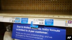 Sebuah penanda yang bertuliskan batas jumlah pembelian susu formula yang dapat dibeli oleh konsumen terpasang di sebuah supermarket di Salt Lake City, pada 10 Mei 2022. (Foto: AP/Rick Bowmer)