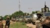 Sejumlah tentara Nigeria berpatroli pada 12 Oktober 2019, menyusul serangan kelompok bersenjata ISWAP ke Desa Tungushe, yang menewaskan seorang tentara dan tiga warga. (Foto: AFP)