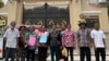 តំណាងប្រជាសហគមន៍ឡពាង ខេត្តកំពង់ឆ្នាំង កាន់លិខិតស្នើសុំអន្តរាគមន៍ បង្កើតសហគមន៍អភិរក្សធនធានធម្មជាតិបឹងពោធិ៍ នៅខាងមុខរដ្ឋសភា ក្នុងរាជធានីភ្នំពេញ នៅថ្ងៃទី៣១ ខែឧសភា ឆ្នាំ២០២២។ (លាស់ លីបលីប /វីអូអេ)