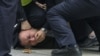 Policija hapsi učesnike protesta u Šangaju (Foto: AP)
