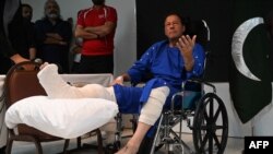 Ra'iisul wasaarihii hore ee Pakistan Imran Khan oo warbaahinta kula hadlay isbitaal ku yaal Lahore Noofambar 4, 2022, maalin ka dib isku daygii dil.