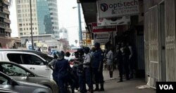 Amapholisa ngesikhathi besemawofisini yeMedia Center eHarare