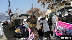 اېمنېسټي انټرنېشنل ويلي په جبري توګه د ښځو بې درکه کول او د خبريالانو او د مدني ټولنې فعالانو نيول د هغو تنانو د خاموشه کولو لپاره د طالبانو نوي تخنيکونه دي چې د دوی خلاف اواز پورته کوي