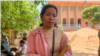 អ្នកស្រី សុន គន្ធី ម្តាយ​ក្មេងប្រុស​អាយុ១៤​ឆ្នាំ​ម្នាក់ ដែល​បាន​បាត់បង់​ជីវិត​ដោយសារ​ក្រឡាប់​ទូកដ នៅ​ឃុំកំពង់ភ្នំ ស្រុកលើកដែក ខេត្តកណ្តាល ថត​នៅ​ថ្ងៃទី១៦ ខែតុលា ឆ្នាំ២០២២។ (លាស់ លីបលីប/វីអូអេ) 