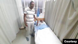 U-Senator Khaliphani Phugeni esesibhedlela ukuzobona uKhulu uNcube owatshaywa eInsiza.