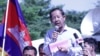 រូបឯកសារ៖ លោក រ៉ុង ឈុន ទីប្រឹក្សារបស់សមាគមគ្រូបង្រៀនកម្ពុជាឯករាជ្យ ថ្លែងសុន្ទរកថាទៅកាន់អ្នកចូលរួមក្នុងទិវាគ្រូបង្រៀនពិភពលោកឆ្នាំ២០២២ នៅទីលានប្រជាធិបតេយ្យ ខណ្ឌឬស្សីកែវ រាជធានីភ្នំពេញ នៅថ្ងៃទី០៥ ខែតុលា ឆ្នាំ២០២២។ (លាស់ លីបលីប/ វីអូអេ)