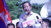 លោក រ៉ុង ឈុន ទីប្រឹក្សារបស់សមាគមគ្រូបង្រៀនកម្ពុជាឯករាជ្យ កាន់មេក្រូថ្លែងសុន្ទរកថាទៅកាន់អ្នកចូលរួមក្នុងទិវាគ្រូបង្រៀនពិភពលោកឆ្នាំ២០២២ នៅទីលានប្រជាធិបតេយ្យ ខណ្ឌឬស្សីកែវ រាជធានីភ្នំពេញ នៅថ្ងៃទី០៥ ខែតុលា ឆ្នាំ២០២២។ (លាស់ លីបលីប/ វីអូអេ)