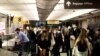 ARHIVA - Putnici na aerodromu u Denveru u Koloradu, 24. novembra 2020. (Foto: Reuters/Kevin Mohatt)