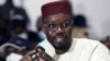 Le chef de l'opposition sénégalaise Ousmane Sonko, accusé de viol, s'entretient avec les médias au siège de son parti à Dakar le 8 mars 2021 après avoir été libéré de détention.