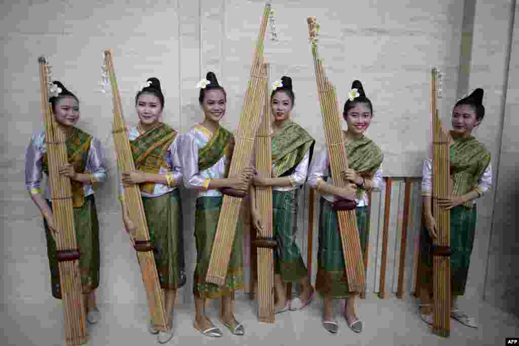 Para pemain alat musik tradisional Laos (Khene) siap menghibur para tamu pada pembukaan KTT ASEAN di Vientiane, Laos.