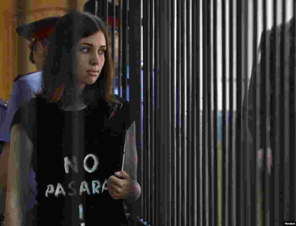 Seorang anggota band punk perempuan 'Pussy Riot', Nadezhda Tolokonnikova, dikawal sebelum mengikuti persidangan banding untuk pembebasan bersyarat di Mahkamah Agung Mordovia di Saransk, Rusia.