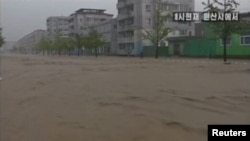 지난해 9월 북한 관영 조선중앙통신이 태풍 마이삭이 뿌린 폭우로 물에 잠긴 원산 시내 영상을 전했다.