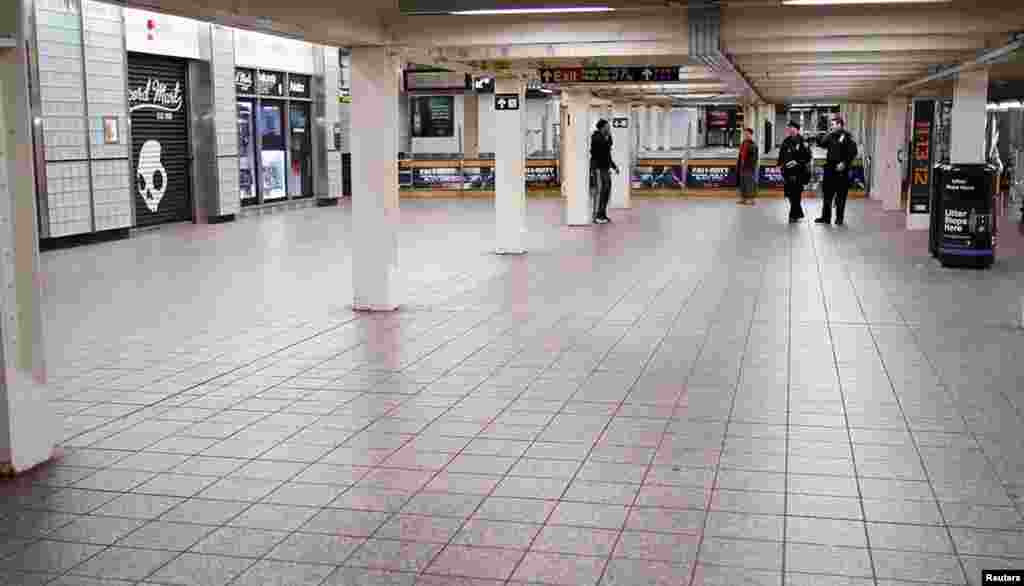 2012年10月28日，警察在纽约市的时报广场地铁站做最后清查。地铁站已关闭。