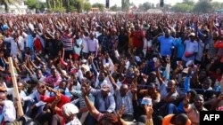 Wafuasi wa chama cha upinzani CHADEMA nchini Tanzania katika mkutano wao wa kwanza wa hadhara kwenye uwanja wa Furahisha Mwanza, Jan. 21, 2023. 
