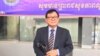 លោក សុន ឆ័យ អនុប្រធានគណបក្សភ្លើងទៀន ឈរថ្លែងនៅ​ក្នុង​សន្និសីទសារព័ត៌មានមួយ​នៅមុខអគារគណៈកម្មាធិការរៀបចំការបោះឆ្នោត នៅរាជធានីភ្នំពេញ នៅថ្ងៃទី១១ ខែមេសា ឆ្នាំ២០២២។ (លាស់ លីបលីប/វីអូអេ)