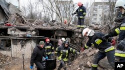 Правозахисники повідомляють, що внаслідок авіаударів у Бородянці загинули понад 40 мирних жителів, а в Бучі та її околицях зафіксовані 22 випадки вбивств мирних жителів