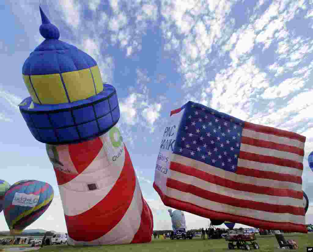 Balon-balon udara ditampilkan dalam Festival Balon Tahunan QuickChek New Jersey ke-31, di Readington Township. Peristiwa badai Sandy akan ada dalam ingatan peserta pada acara akhir pekan ini, yang berlangsung dari hari Jumat hingga Minggu yang&nbsp; akan menampilkan 100 balon. 